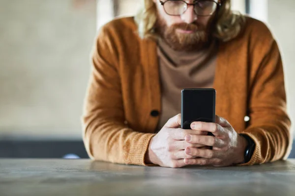 Minimo Colpo Ritagliato Uomo Barbuto Utilizzando Telefono Cellulare Con Focus — Foto Stock