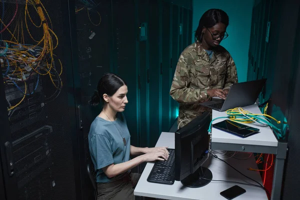 Ritratto Due Giovani Donne Militari Che Usano Computer Mentre Lavorano — Foto Stock