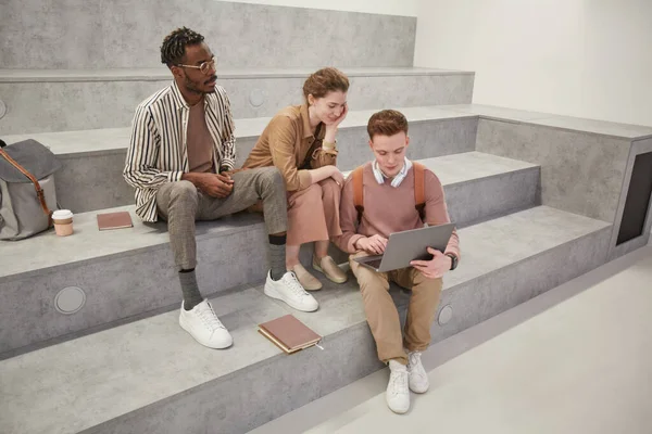 Hoge Hoek Uitzicht Groep Studenten Met Behulp Van Laptop Samen — Stockfoto