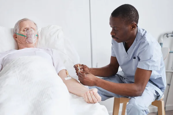 Porträtt Afroamerikansk Läkare Inrätta Dropp Vid Behandling Patienten Sjukhussäng Kopiera — Stockfoto