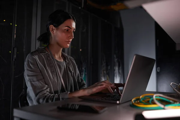 Портрет Інженера Мережі Жінок Який Використовує Ноутбук Сидячи Темній Кімнаті — стокове фото