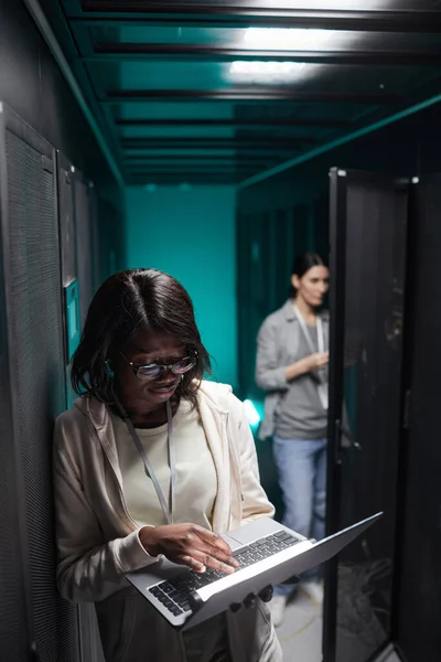 Retrato Vertical Mujer Ingeniero Datos Utilizando Ordenador Portátil Sala Servidores — Foto de Stock