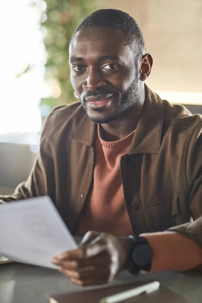 Вертикальний Портрет Успішного Афро Американського Чоловіка Який Посміхається Перед Камерою — стокове фото