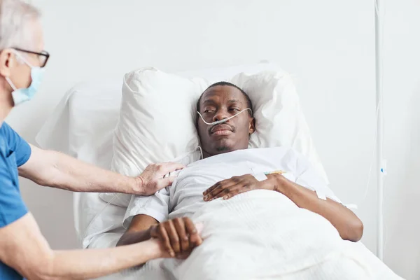 Afro Amerikalı Bir Adamın Portresi Hastane Yatağında Kıdemli Bir Doktorla — Stok fotoğraf