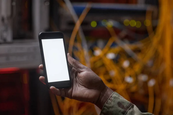 Sunucuyu Incelerken Elinde Boş Ekranla Akıllı Telefon Tutan Tanınmayan Afro — Stok fotoğraf