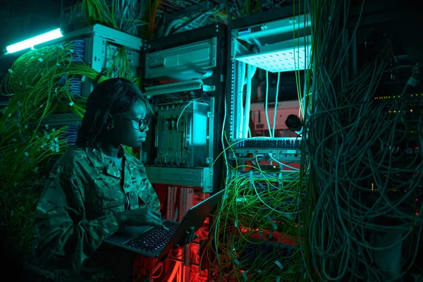 서에서 일하는 서버를 여성의 — 스톡 사진