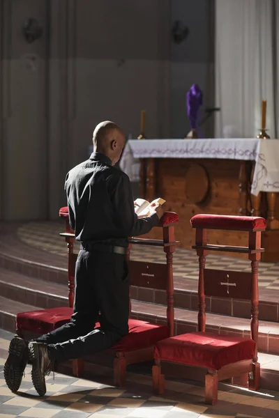 Vista Trasera Del Católico Sentado Frente Altar Leyendo Biblia Orando —  Fotos de Stock