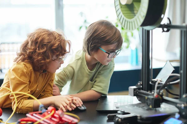 Portret Van Twee Jongens Die Printer Gebruiken Tijdens Engineering Robotica — Stockfoto