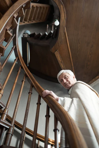 Retrato Padre Sênior Olhando Para Câmera Subir Escadas Madeira — Fotografia de Stock