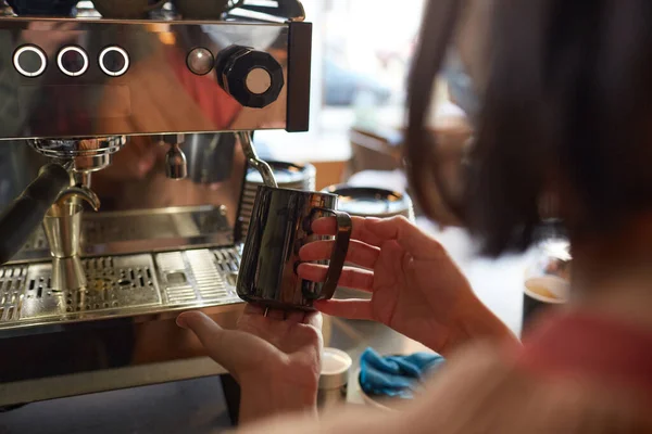 Primer Plano Barista Hembra Haciendo Café Fresco Cafetería Cafetería Vertiendo —  Fotos de Stock