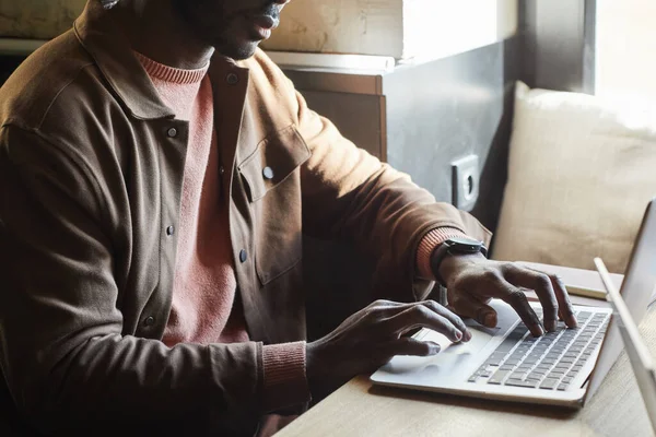 Minimo Colpo Ritagliato Giovane Uomo Afro Americano Utilizzando Computer Portatile — Foto Stock
