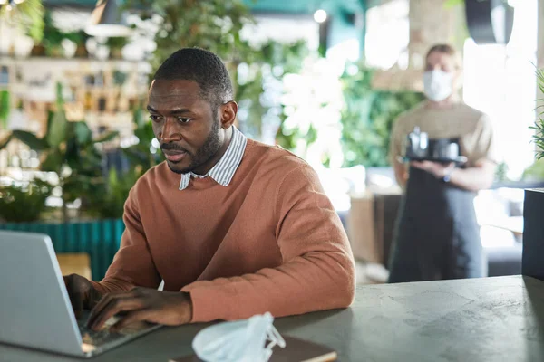 Ritratto Uomo Affari Afro Americano Che Utilizza Computer Portatile Mentre — Foto Stock