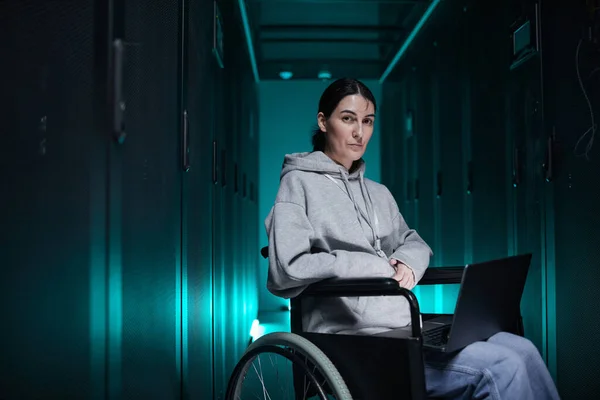 Retrato Mujer Discapacitada Silla Ruedas Mirando Cámara Mientras Trabaja Con — Foto de Stock