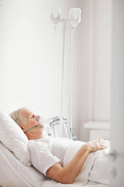 Hasta Yaşlı Bir Adamın Dikey Yan Görünüm Portresi Hastane Yatağında — Stok fotoğraf