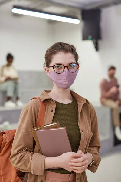 Verticale Taille Omhoog Portret Van Jonge Vrouwelijke Student Dragen Masker — Stockfoto