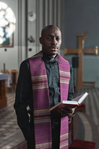 Porträtt Afrikansk Man Kostym Håller Bibeln Och Tittar Kameran När — Stockfoto