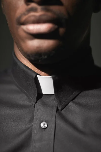 Primer Plano Del Sacerdote Africano Cuello Aislado Fondo Negro —  Fotos de Stock