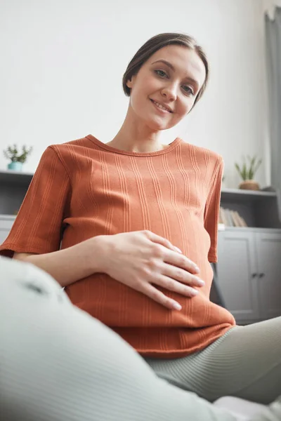 Portrait Happy Pregnant Woman Sitting Sofa Home Smiling Camera — Stock fotografie