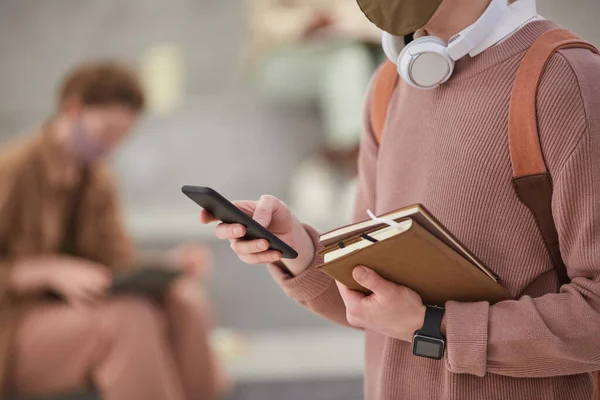 Ritratto Ritagliato Studente Maschio Irriconoscibile Che Tiene Smartphone Indossa Maschera — Foto Stock