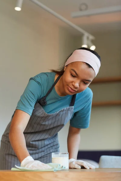 Retrato Vertical Una Joven Camarera Raza Mixta Limpiando Mesa Cafetería — Foto de Stock