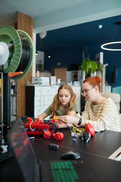 Retrato Vertical Una Joven Maestra Ayudando Una Niña Construir Robot — Foto de Stock