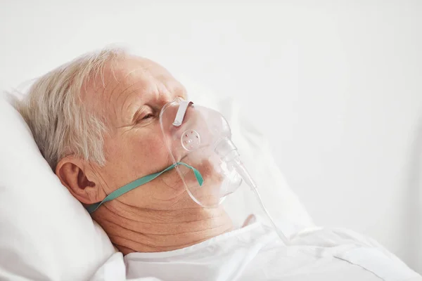 Seitenansicht Porträt Eines Kranken Älteren Mannes Der Mit Sauerstoffmaske Krankenhausbett — Stockfoto