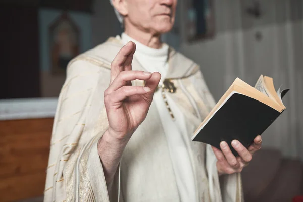 Senior Man Kostuum Lezen Gebeden Uit Bijbel Terwijl Hij Kerk — Stockfoto