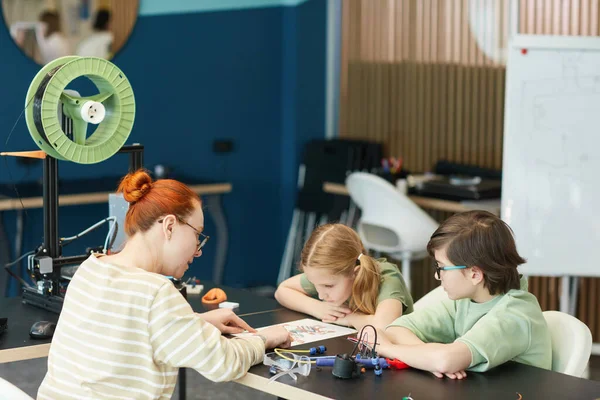 Retrato Dos Lindos Niños Escuchando Una Maestra Durante Clase Ingeniería — Foto de Stock