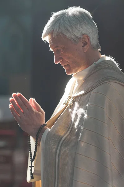 大祭司手持念珠 在教堂的仪式上祈祷 — 图库照片