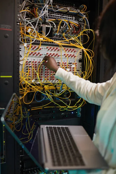 Primer Plano Vertical Del Ingeniero Red Femenino Que Conecta Cables — Foto de Stock