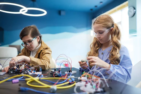 Retrato Dos Niños Construyendo Robots Experimentando Con Circuitos Eléctricos Clase — Foto de Stock