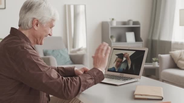 Orta Yaşlı Beyaz Bir Adamın Evde Dizüstü Bilgisayarın Önünde Oturduğu — Stok video