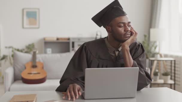 Mediana Toma Joven Hombre Africano Guapo Con Vestido Graduación Gorra — Vídeos de Stock