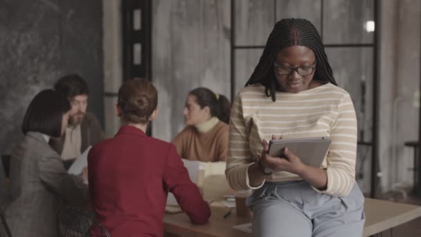 Genç Afrikalı Kadın Ofis Çalışanının Gözlük Taktığı Tablet Bilgisayar Kullandığı — Stok video