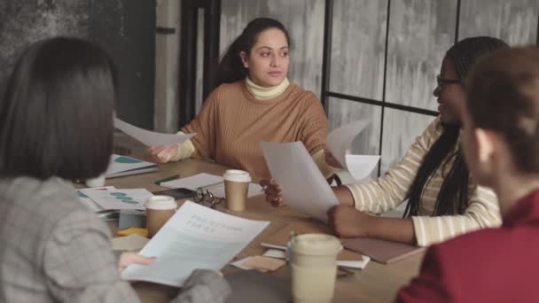 Tanımlanamayan Ofis Çalışanlarının Omuzlarından Duygusal Melez Kadınlara Bakıp Belgeleriyle Ilgili — Stok video