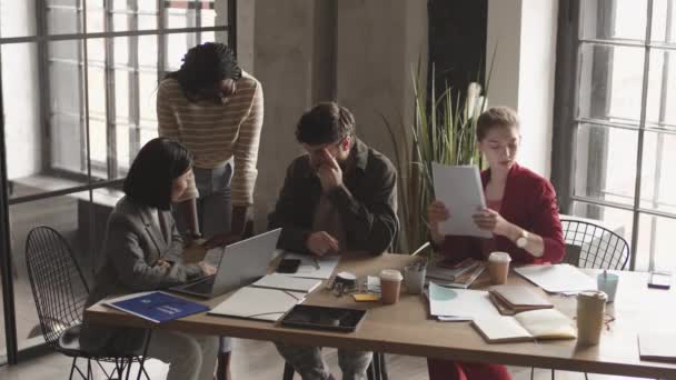 Gündüzleri Modern Çatı Katında Masa Başında Çalışan Kadın Erkeğin Yüksek — Stok video