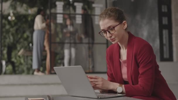 Plan Moyen Femme Blanche Anxieuse Assise Bureau Avec Intérieur Moderne — Video