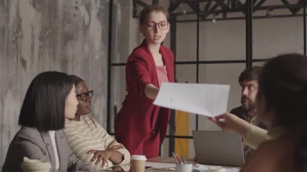 Niedriger Winkel Einer Jungen Kaukasischen Frau Roten Anzug Die Papiere — Stockvideo