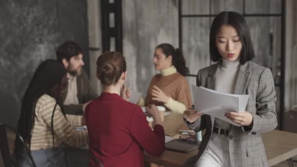 Medium Pov Young Asian Businesswoman Wearing Grey Suit Standing Conference — Stock Video