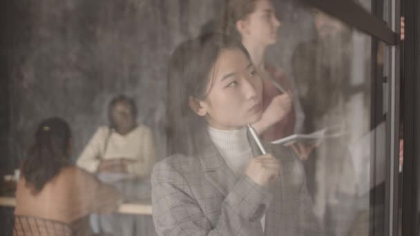 Chest View Glass Wall Pensive Asian Businesswoman Holding Pen Hand — Stock Video