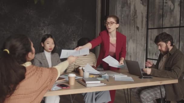 Orta Boylu Kırmızı Takım Elbiseli Gözlüklü Modern Çatı Katında Konferans — Stok video