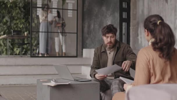 Steadicam Bearded Caucasian Man Sitting Modernly Designed Office Using Laptop — Stock Video