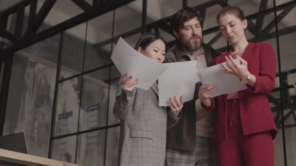 Middelmatige Lage Hoek Van Multi Etnische Vrouwen Mannen Die Het — Stockvideo