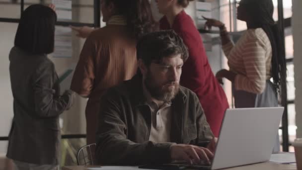 Peito Homem Caucasiano Barbudo Sentado Mesa Usando Computador Portátil Olhando — Vídeo de Stock