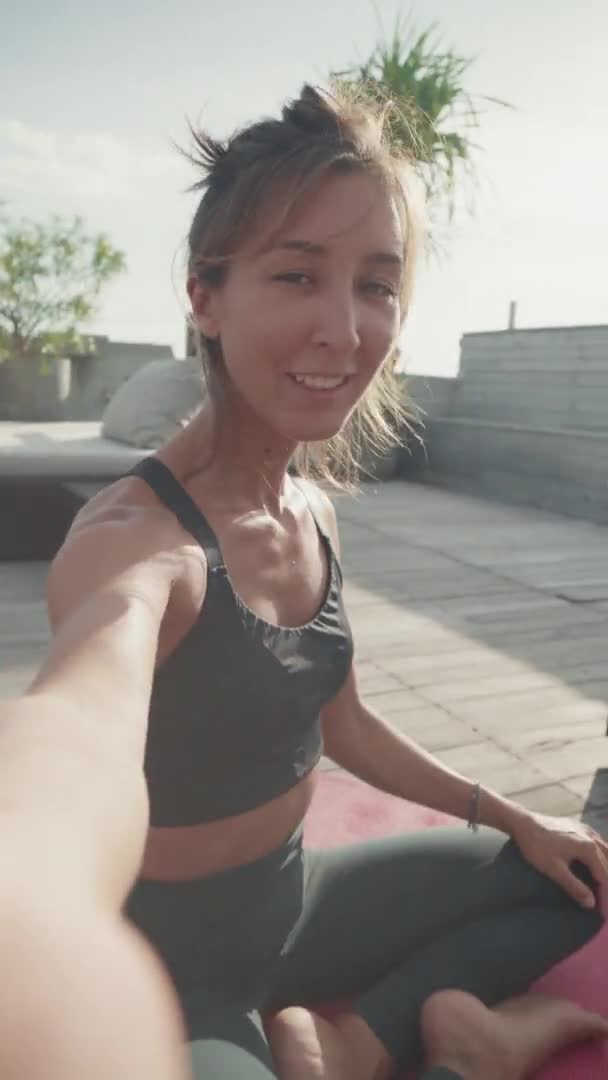 Vertical Handheld Pov Young Caucasian Woman Wearing Sporty Clothing Sitting — Stock Video