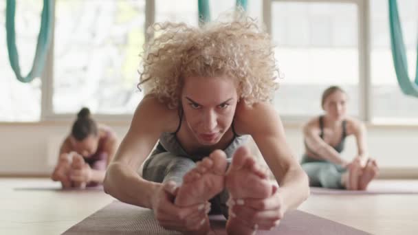 Komplette Aufnahme Einer Blonden Kaukasierin Sportkleidung Die Mit Geraden Beinen — Stockvideo