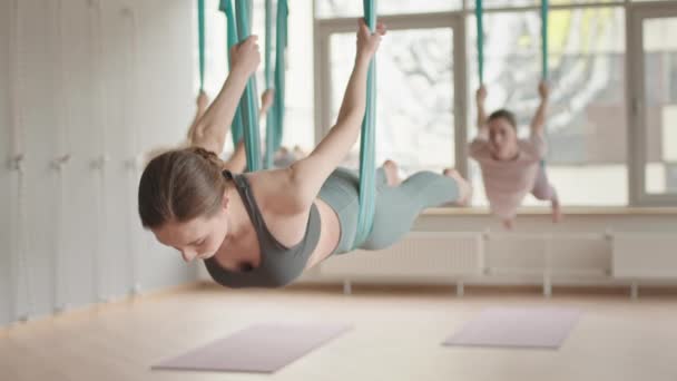 Steadicam Giovane Donna Caucasica Forma Ondeggiante Amaca Yoga Aerea Posizione — Video Stock