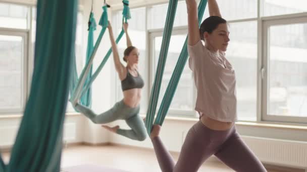 Bir Bacağı Havada Sallanan Spor Salonunda Havadan Yoga Hamağında Sallanan — Stok video