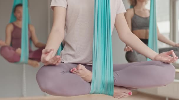 Sportif Kıyafetler Giyen Havadan Yoga Dersinde Hamakta Bacak Bacak Bacak — Stok video