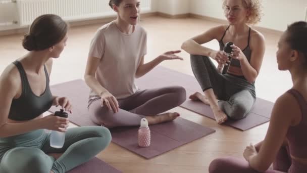 Menyaring Dari Kurus Muda Pasien Yoga Perempuan Kaukasia Duduk Tikar — Stok Video